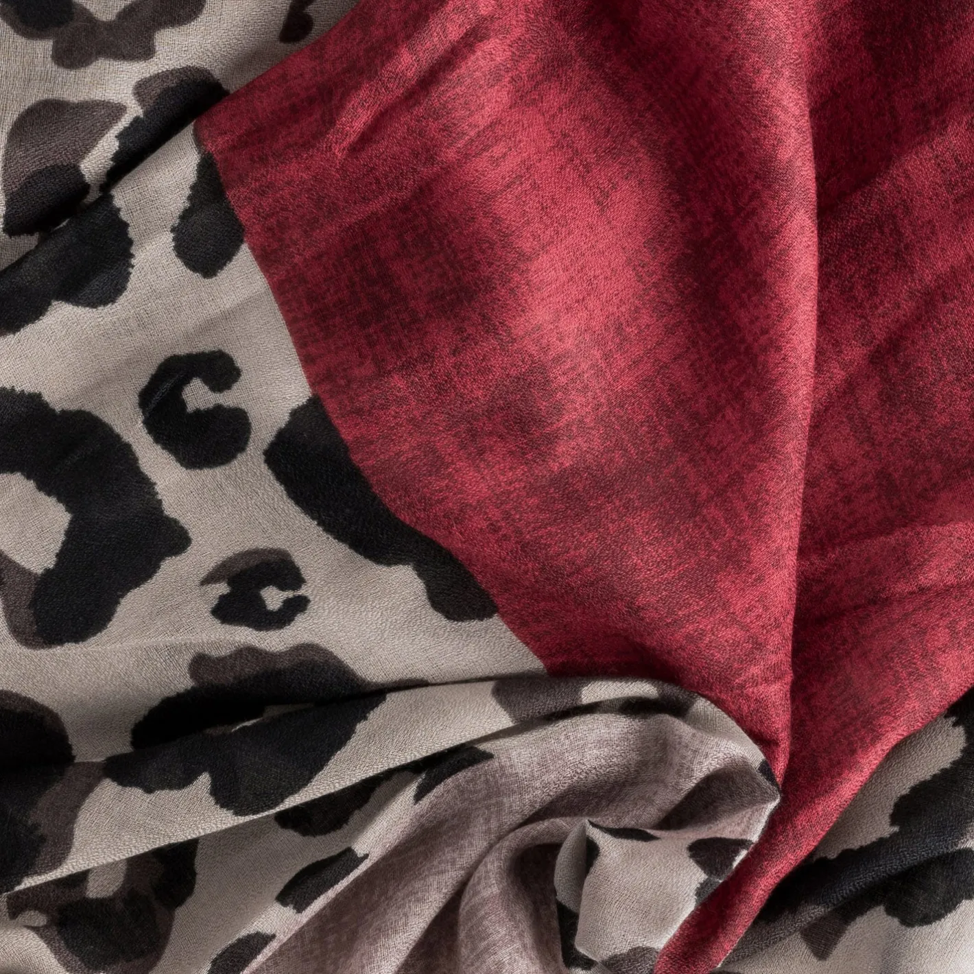 Foulard rouge et beige à motif léopard^Texto New