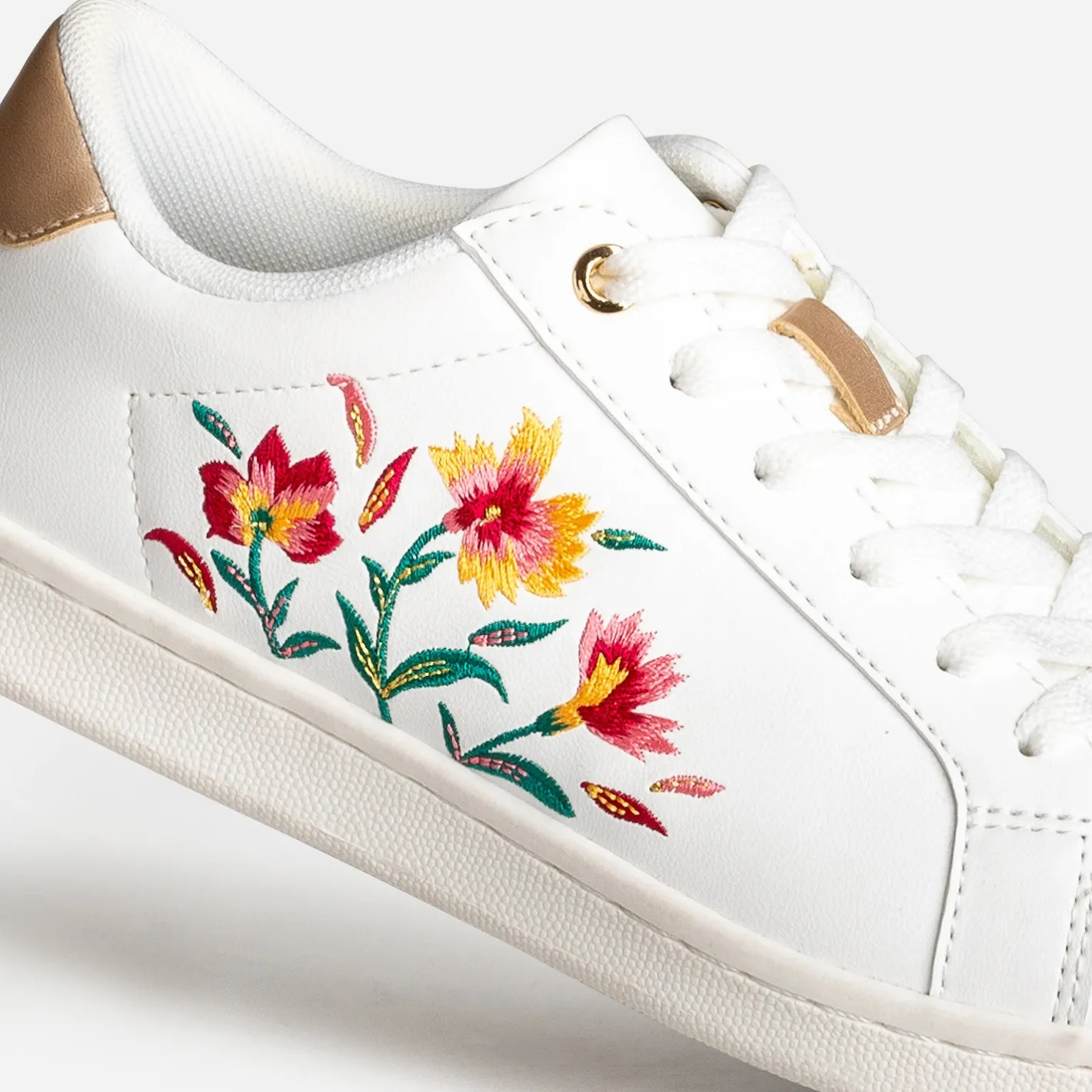 Tennis he broderies exclusives fleurs^Texto Online